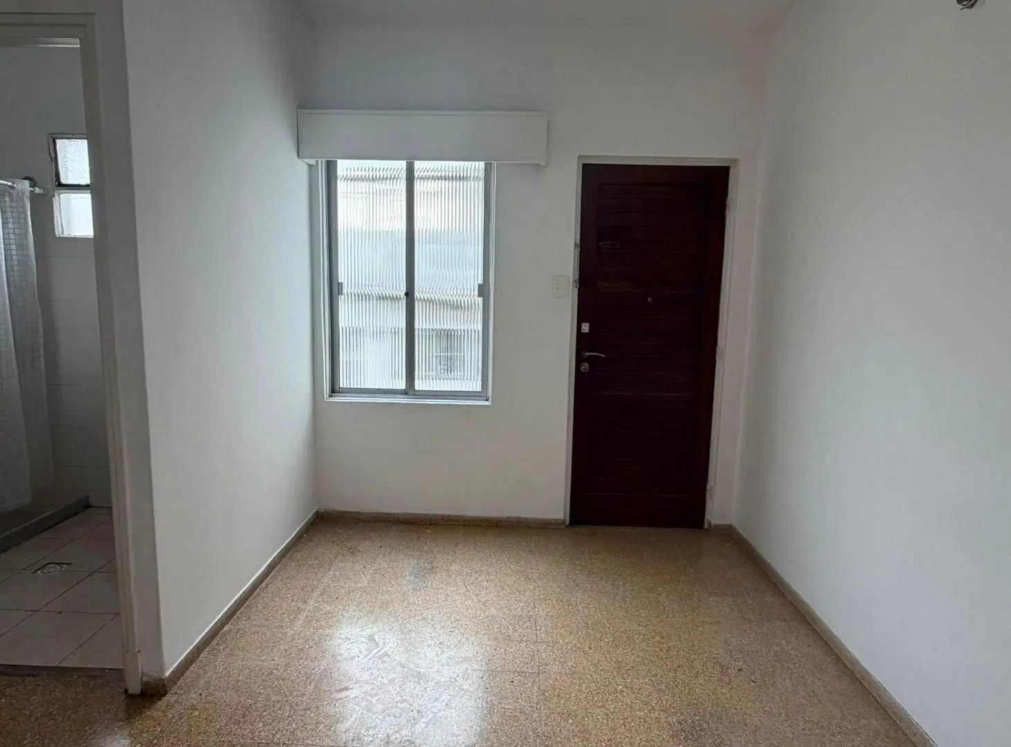 SE ALQUILA APARTAMENTO UN DORMITORIO LA COMERCIAL 7