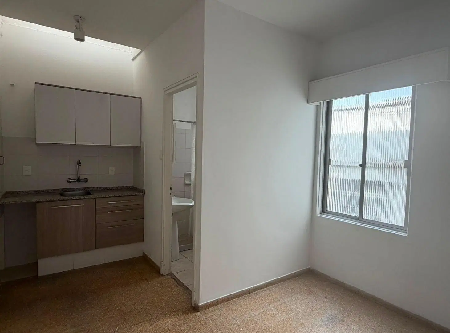 SE ALQUILA APARTAMENTO UN DORMITORIO LA COMERCIAL 4