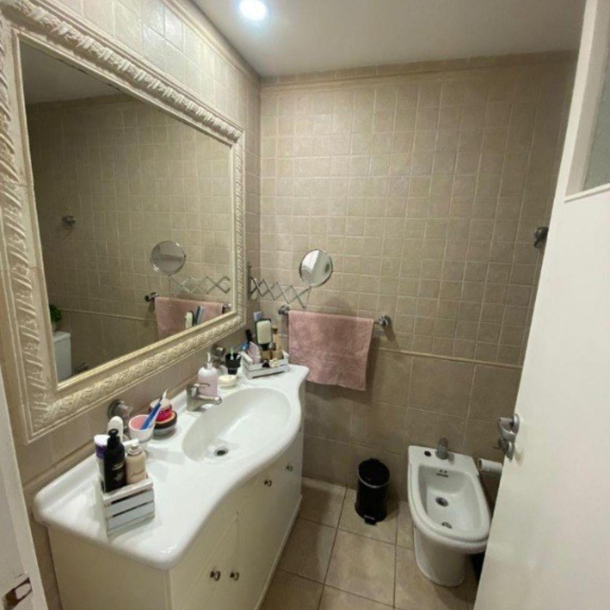 Departamento en venta de 3 ambientes con balcón a la calle.