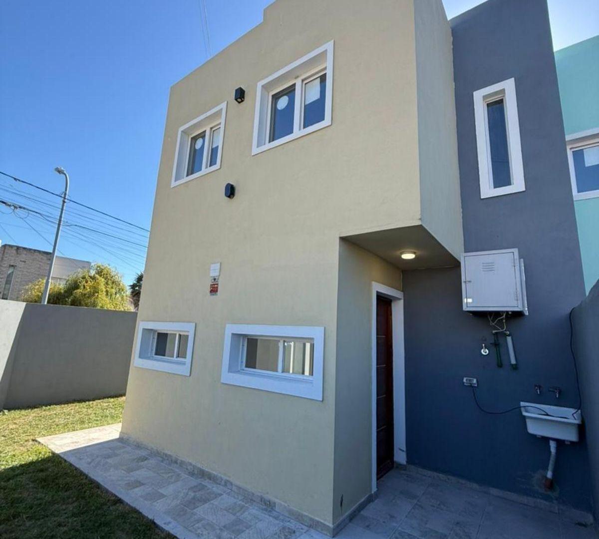 Duplex de 3 ambientes a estrenar en el barrio Los Pinares.
