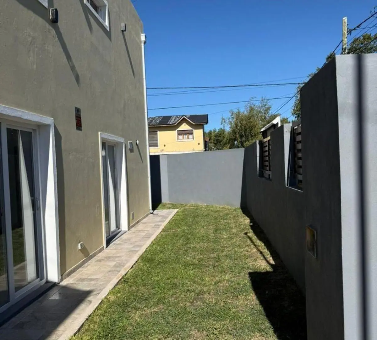 Duplex de 3 ambientes a estrenar en el barrio Los Pinares. 4
