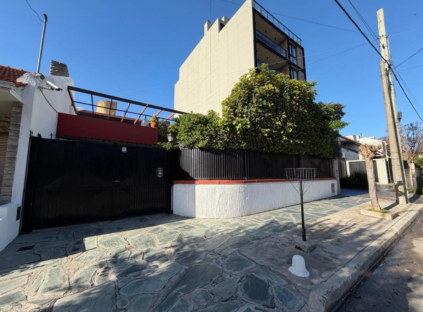 Casa de 5 ambientes con jardin y pileta en barrio Divino Rostro. 2