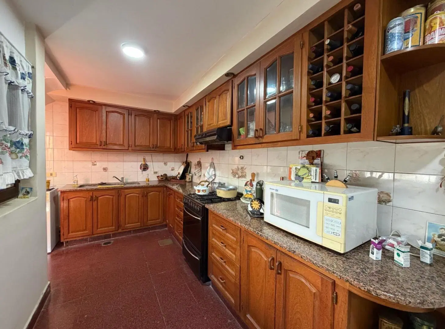 Casa de 5 ambientes con jardin y pileta en barrio Divino Rostro. 4