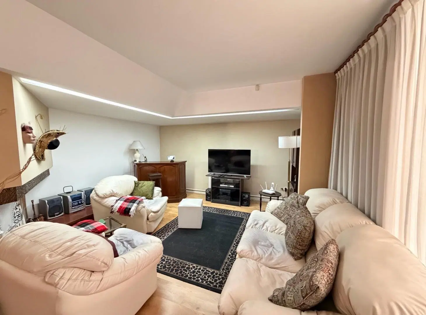 Casa de 5 ambientes con jardin y pileta en barrio Divino Rostro. 3