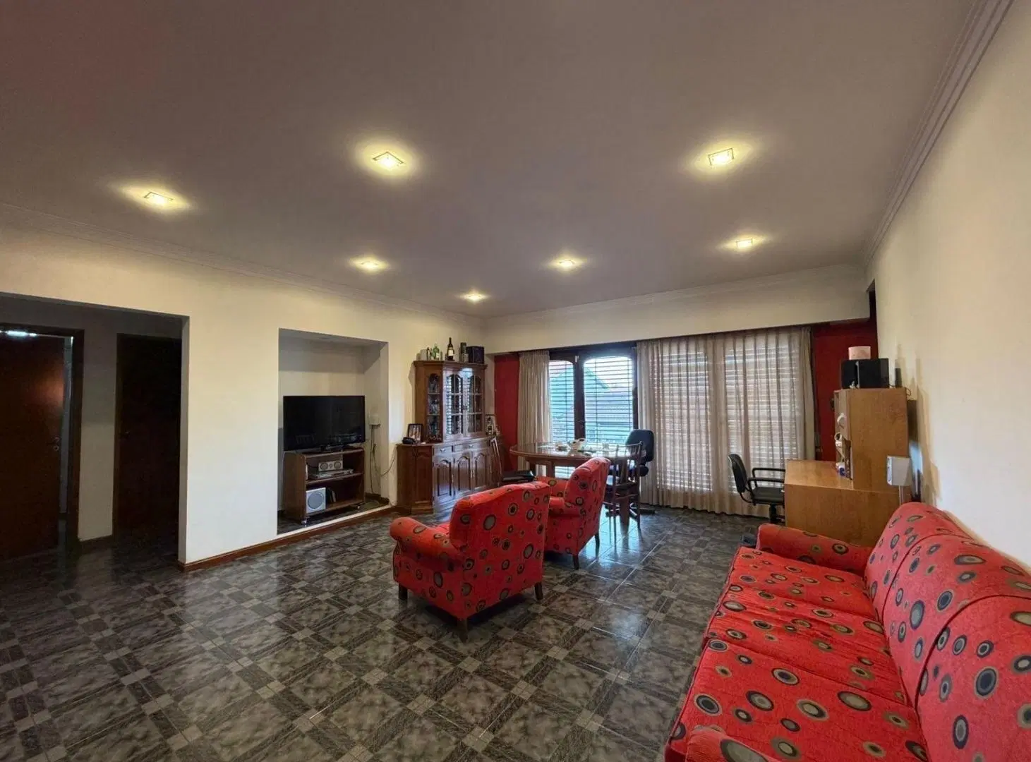 Departamento en venta de 3 ambientes con terraza propia. 2