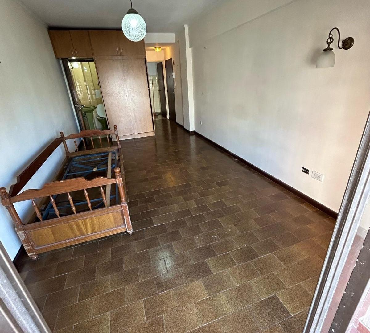 Foto de Departamento de un ambiente a la calle con balcon., imagen 1