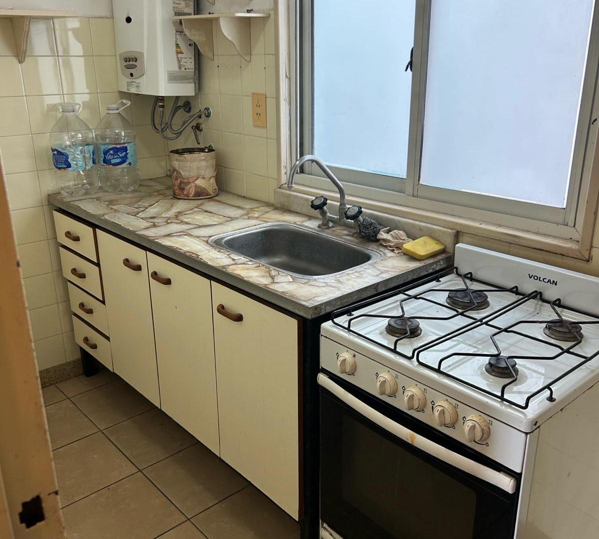 Foto de Departamento de un ambiente a la calle con balcon., imagen 2