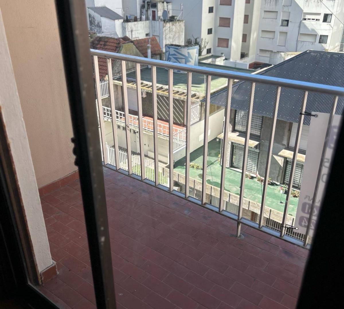 Foto de Departamento de un ambiente a la calle con balcon., imagen 5
