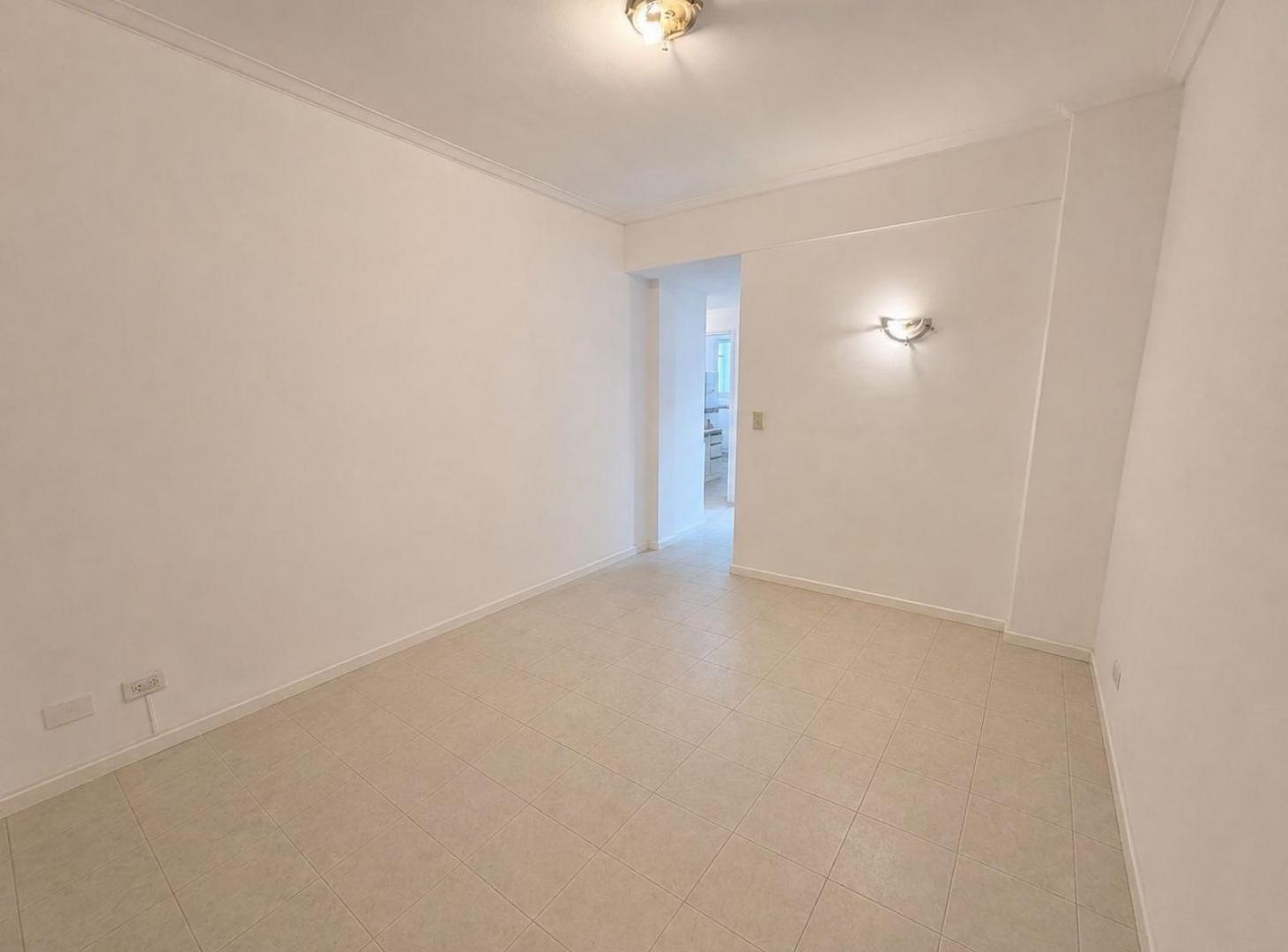 Foto de Departamento de dos ambientes con balcon a la calle, zona Plaza Colon., imagen 1