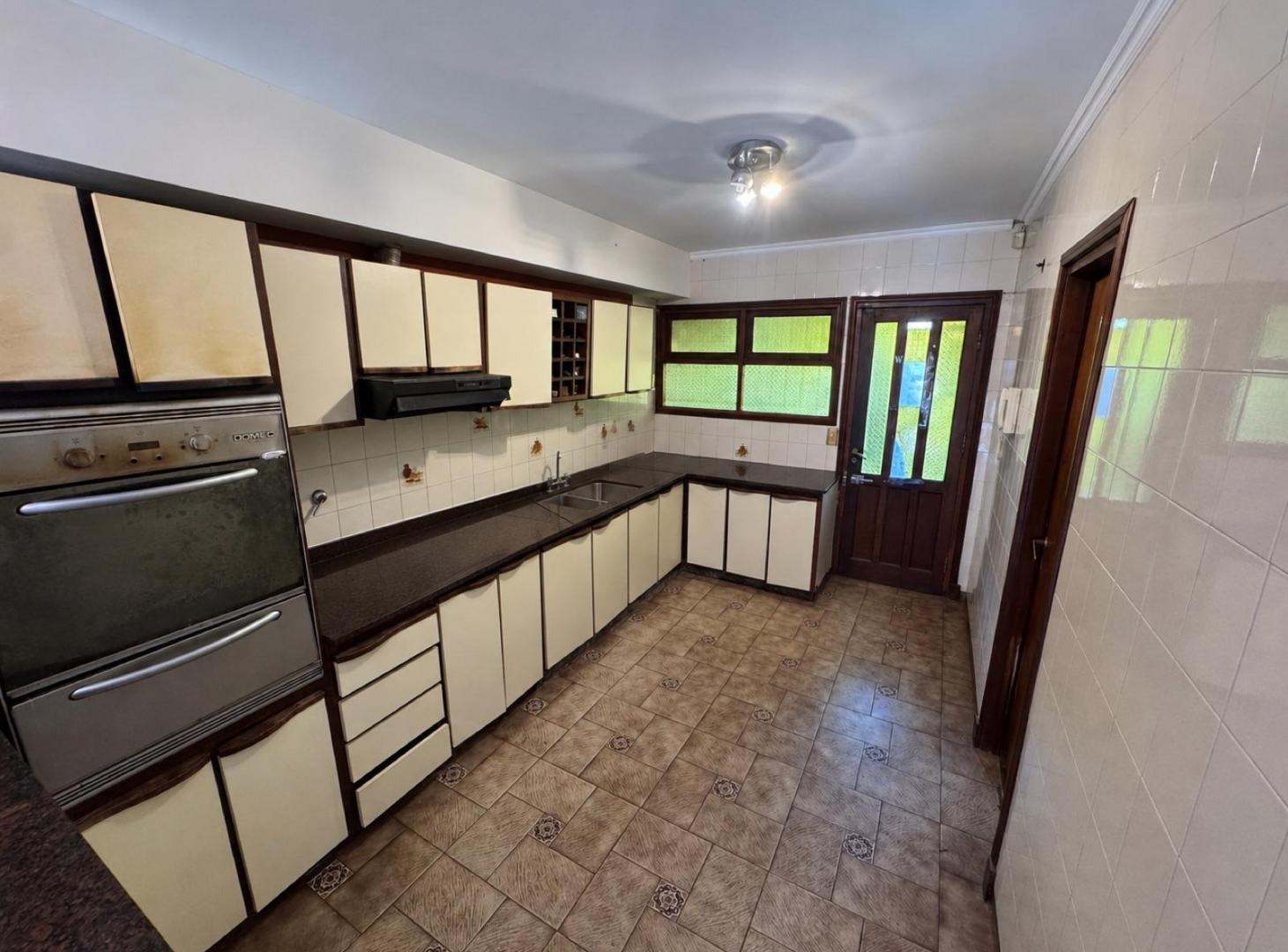 Foto de Casa de 4 ambientes con gran lote, imagen 2