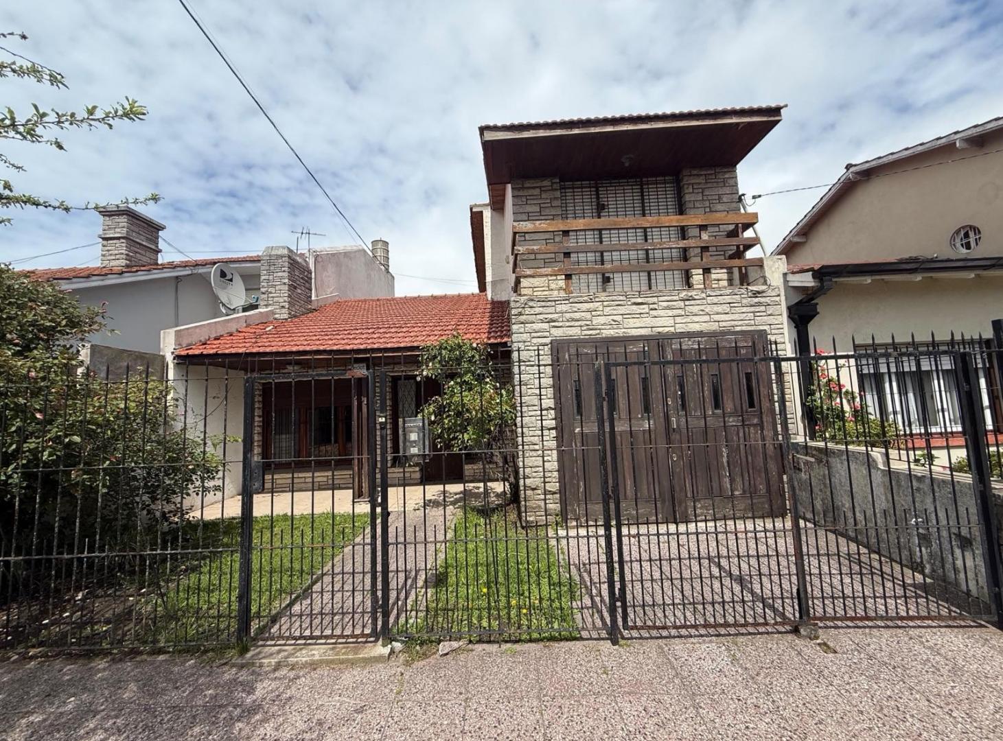 Foto de Casa de 5 ambientes a reciclar en barrio Chauvin., imagen 2