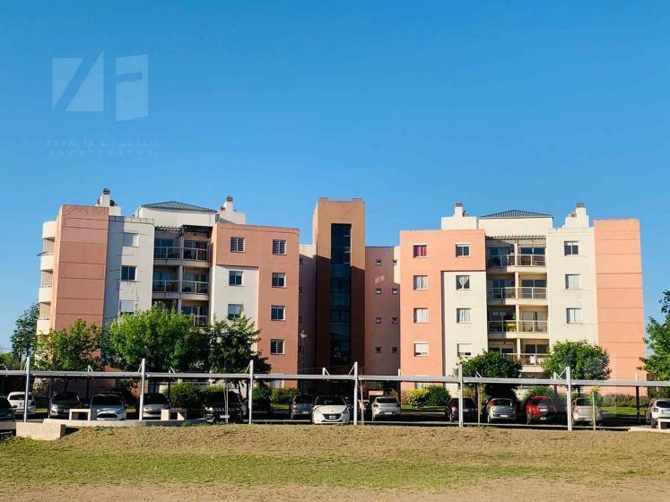 Departamento de 3 dormitorios con cochera en Planta Baja, complejo Balcones del Chateau
