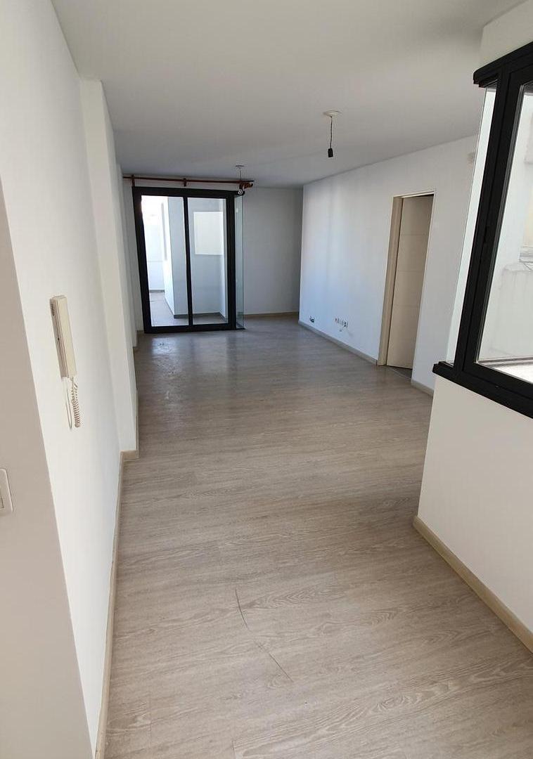 Departamento moderno de 2 dormitorios y 2 baños con balcón sobre La Cañada.