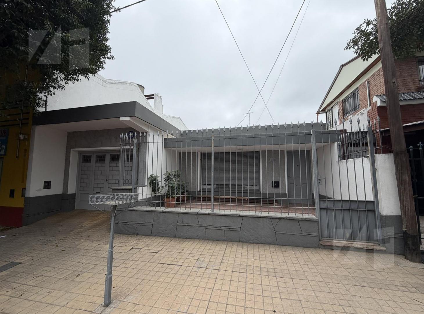 Casa en una planta 3 dormitorios garaje patio quincho pileta U$ 100.000.-