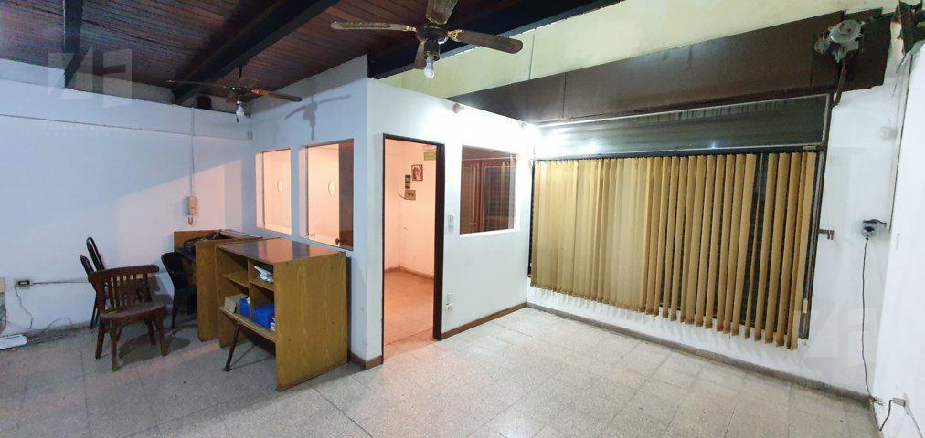 Foto de Vidriera, persiana metálica, dos baños, imagen 3