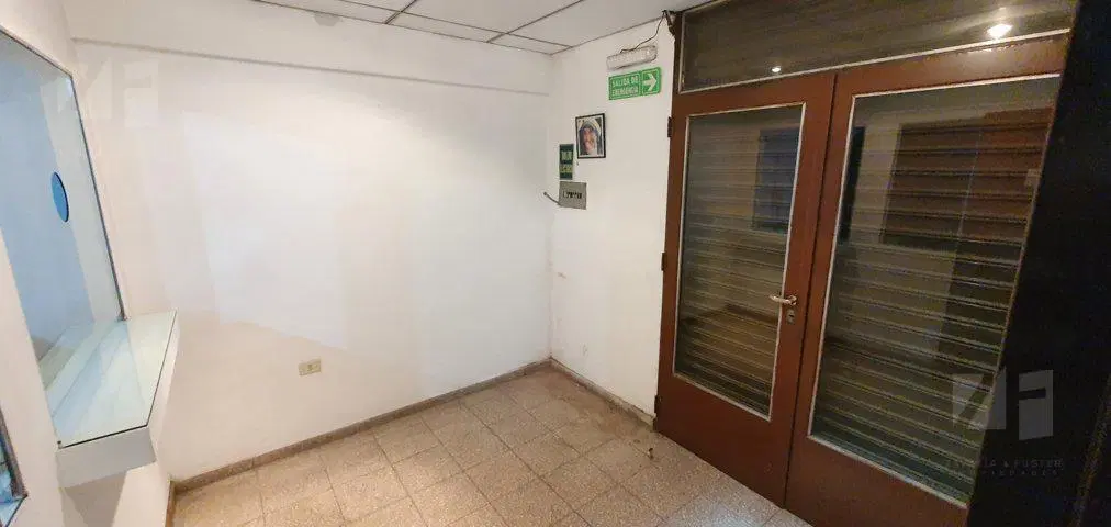 Vidriera, persiana metálica, dos baños 2