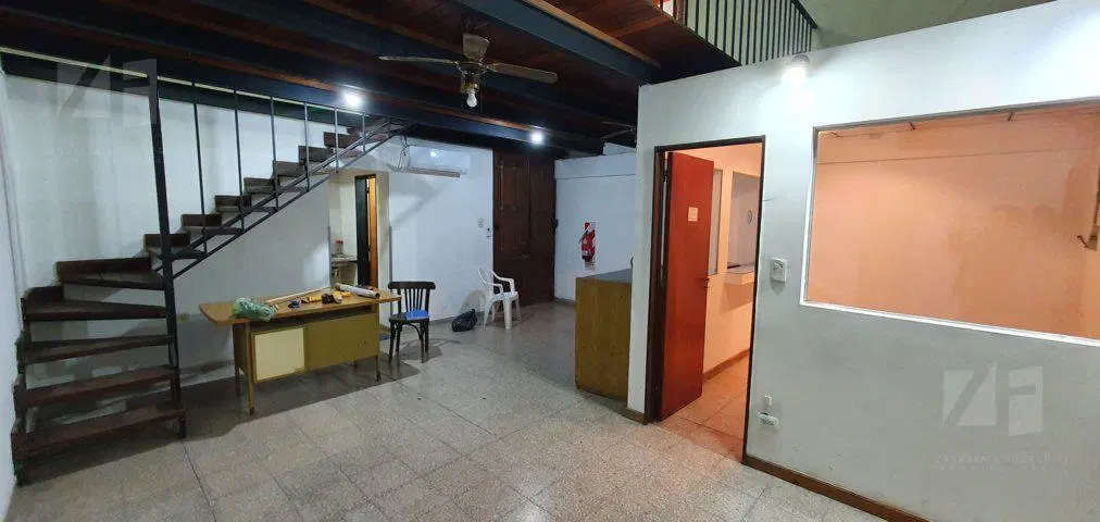 Vidriera, persiana metálica, dos baños 1