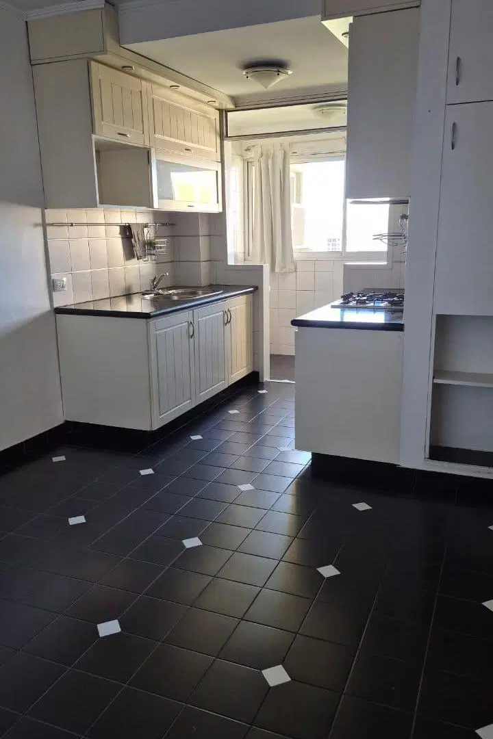 Departamento en Alquiler de 4 Dorm. con cochera, balcón, seguridad y excelente vista 1