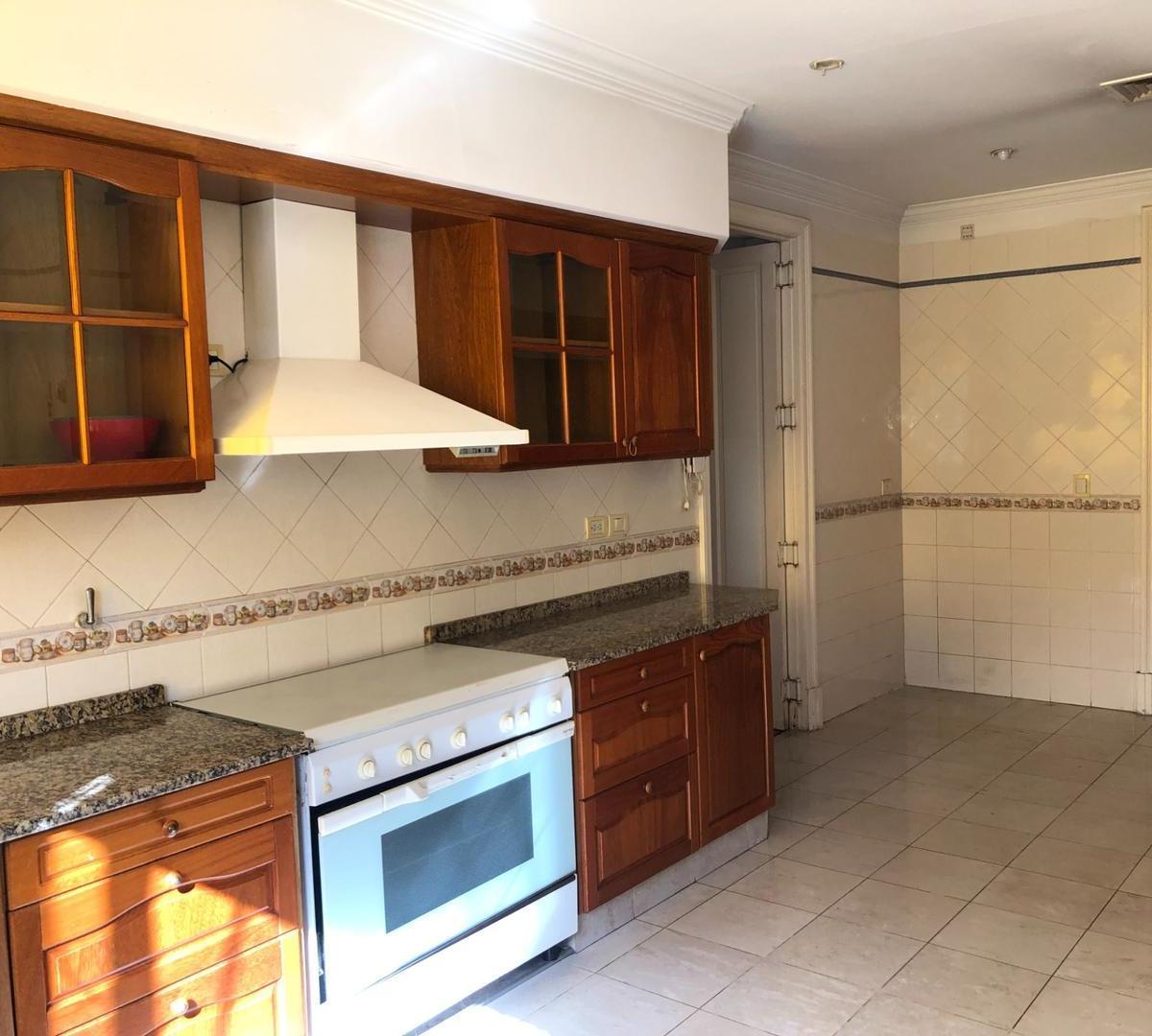 Imponente Chalet de 3 Plantas en El Corazón de La Lucila 1