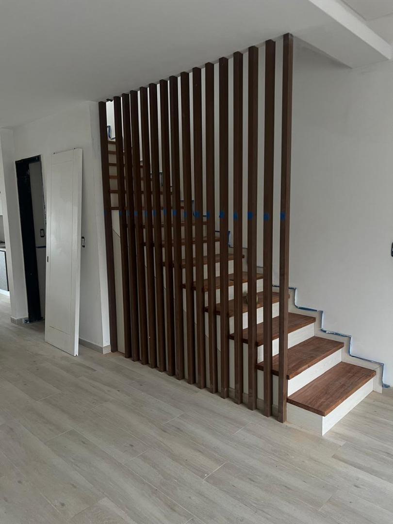 Triplex a estrenar olivos, cochera x2, jardin 3 dormis play