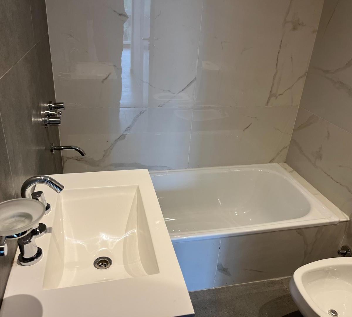 Foto de Excelente depto de 3 amb a estrenar c/suite, coch y bcon, imagen 4