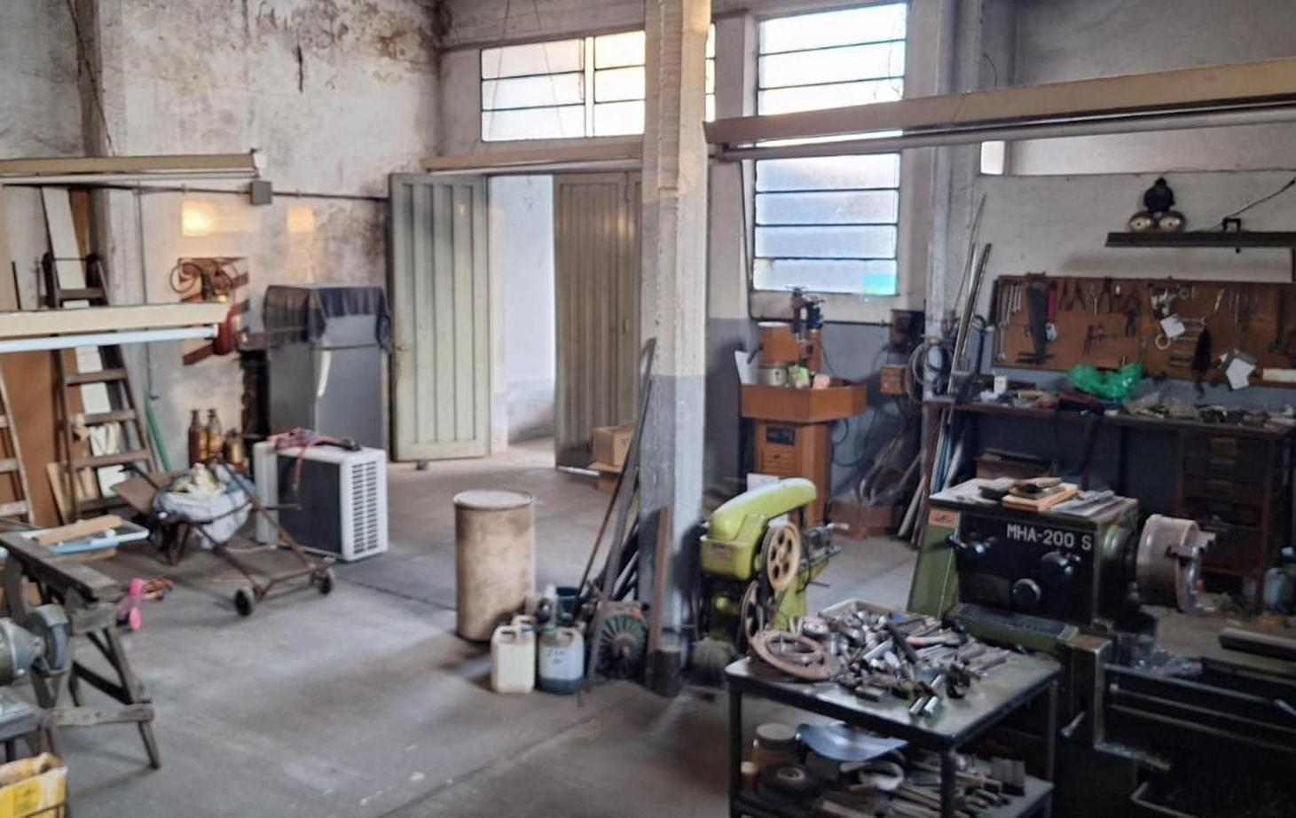 Galpón con casa con techo de losa en olivos-Zona industrial