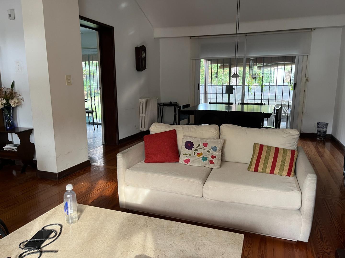Imponente chalet sobre doble lote en el bajo de vte lopez