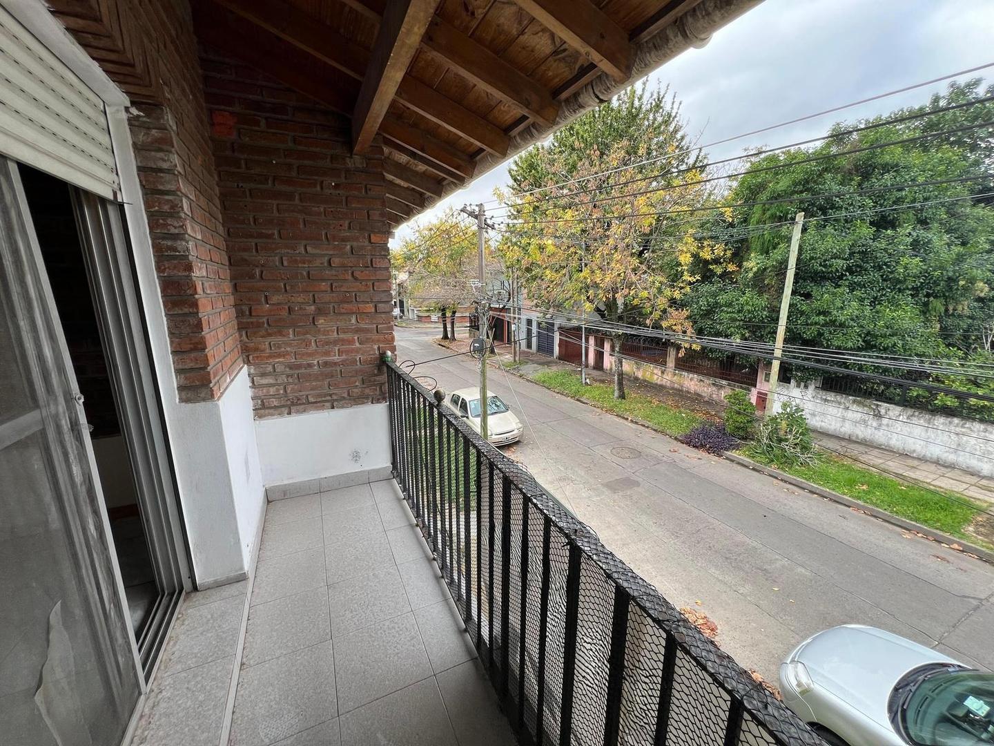 Foto de PH al frente con balcón por escalera Villa Ballester, imagen 1