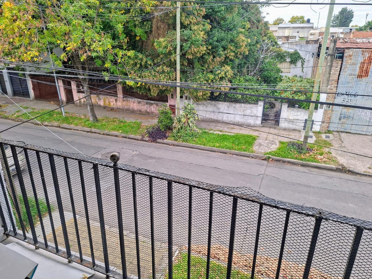 Foto de PH al frente con balcón por escalera Villa Ballester, imagen 2