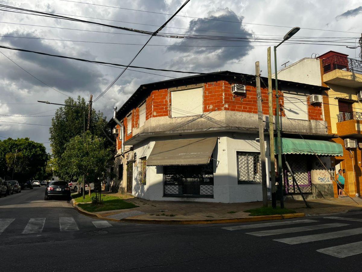 Casa en venta con Locales en excelente zona