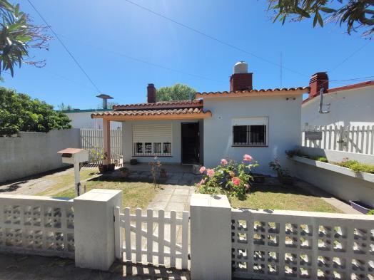 Casa de 4 ambientes con gas natural en Mar de Ajo (1513)