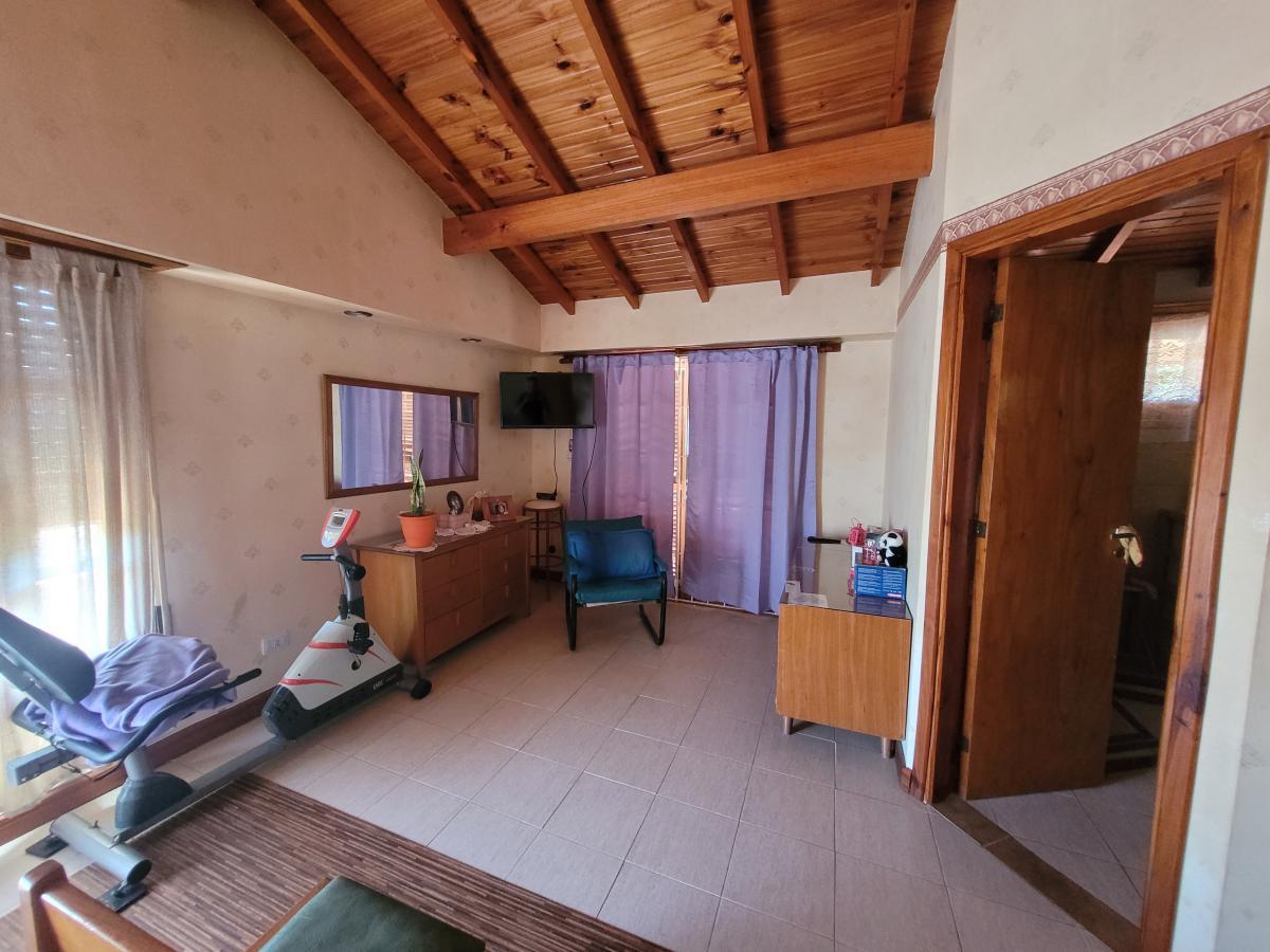 Hermosa Casa de Dos Plantas + Departamento de 3 Ambientes 2