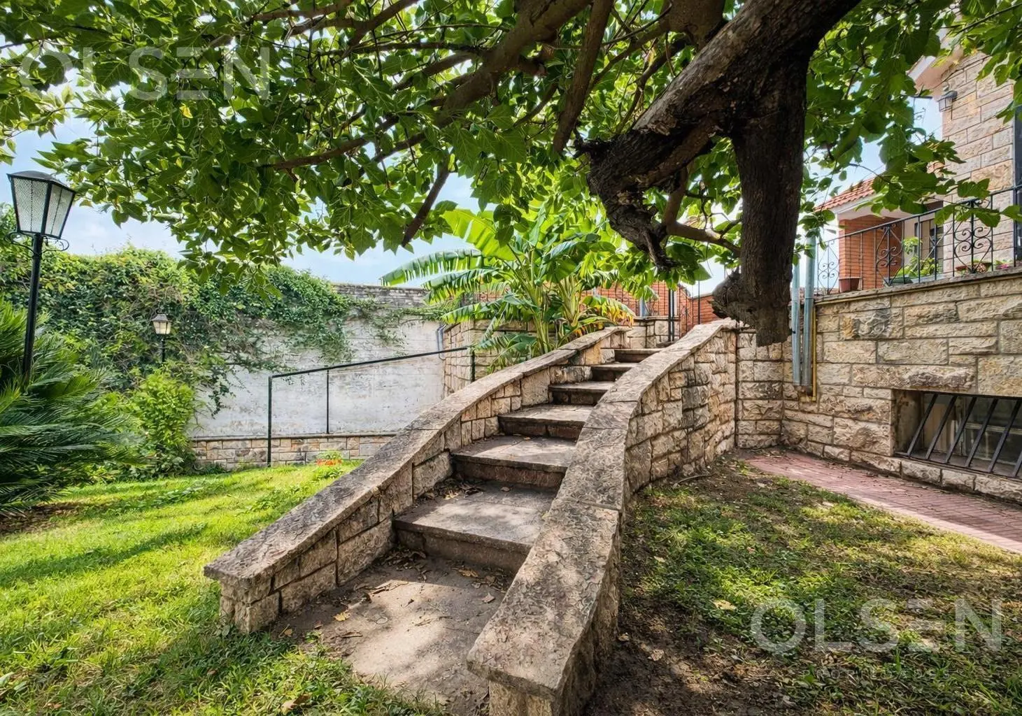 VENTA Casa en Alberdi sobre 3 lotes (1750 m²) con parque y pileta 4