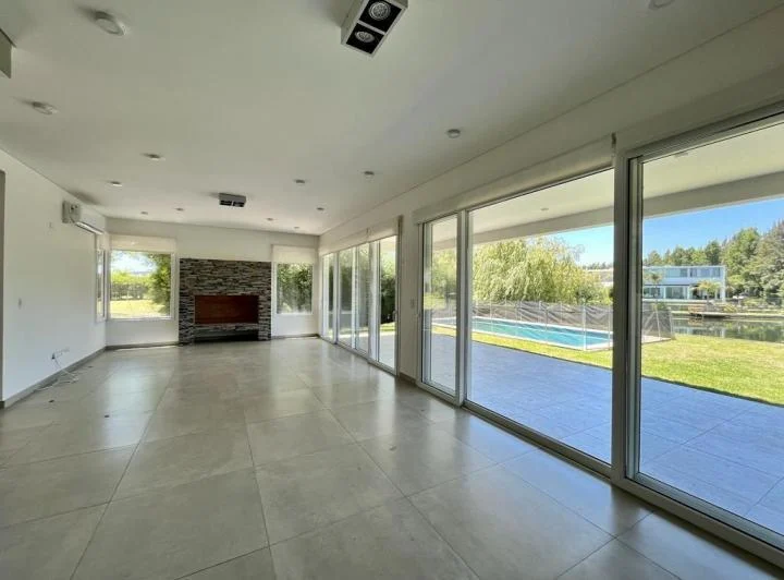 Casa al lago en alquiler en Los Lagos Nordelta 3