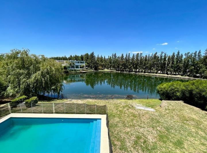 Casa al lago en alquiler en Los Lagos Nordelta 1