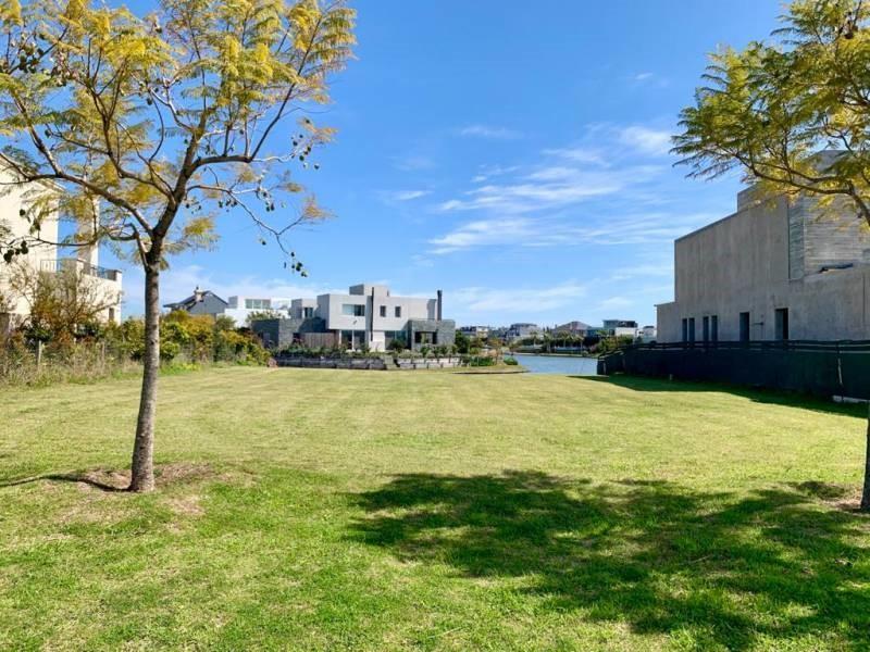 Foto de Terreno - Lote en venta al lago central en Lagos del Golf, Nordelta!, imagen 3