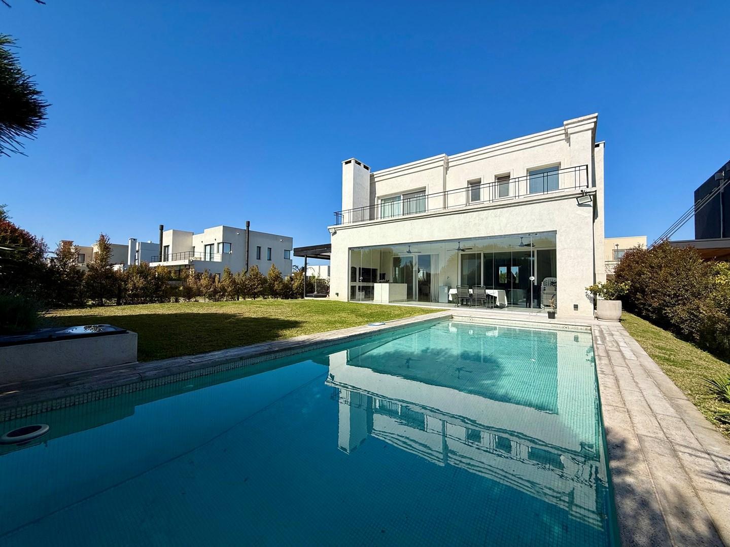 Foto de Casa en Venta en Carpinchos, Nordelta, imagen 1