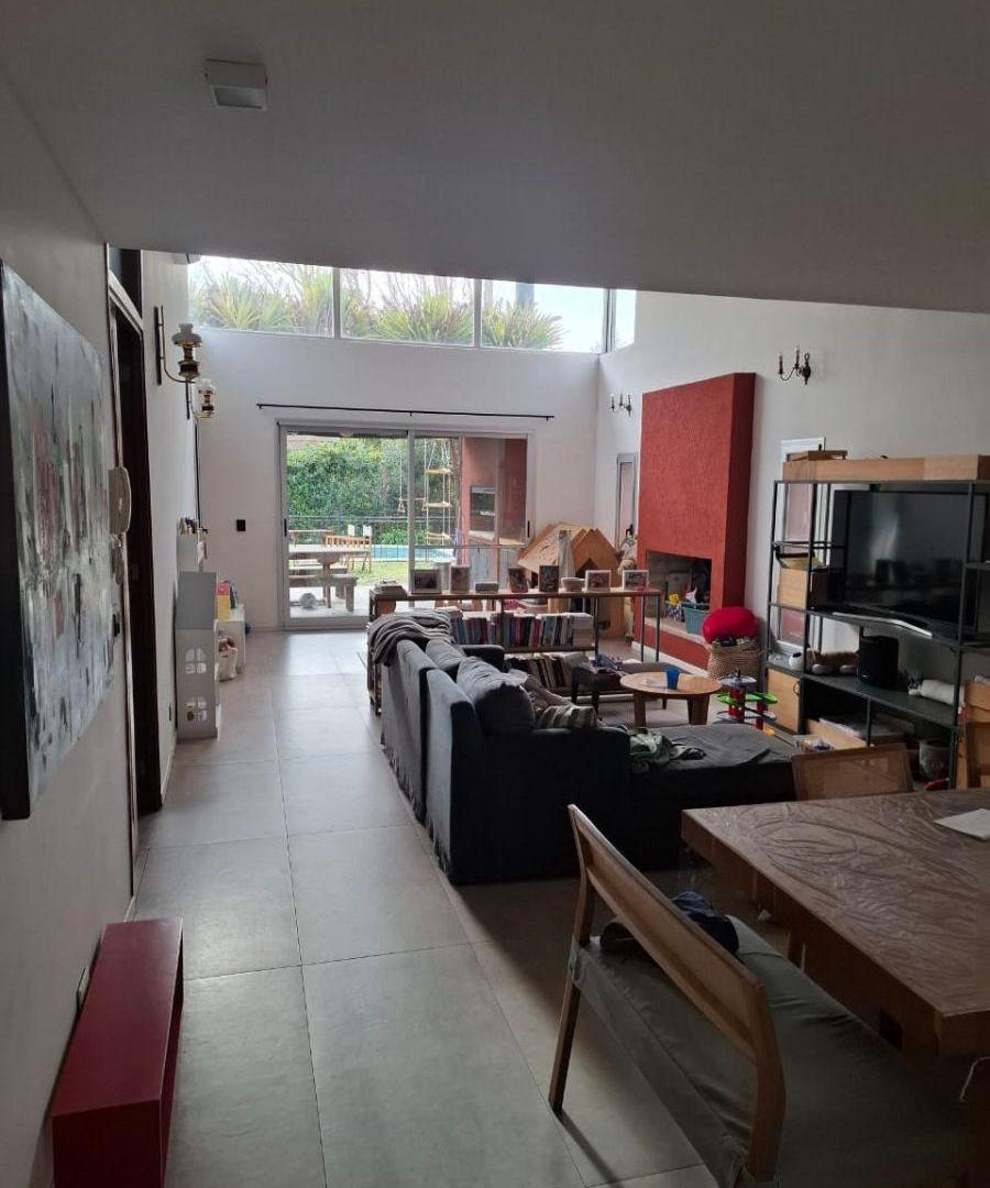 Foto de ALQUILER ANUAL Casa 4 dorm Playroom Parrilla Pileta Barrio Cerrado La, imagen 4