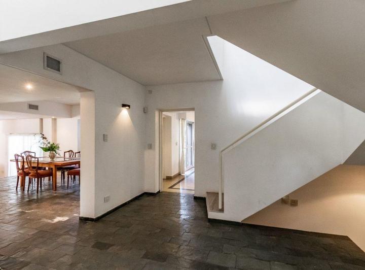 Venta Casa de 8 Ambientes en Martinez 2