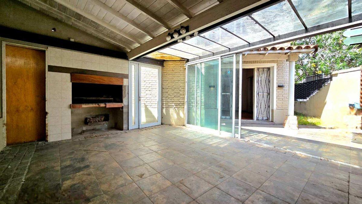 PH DE 3 AMBIENTES EN VENTA EN HAEDO CON PARRILLA