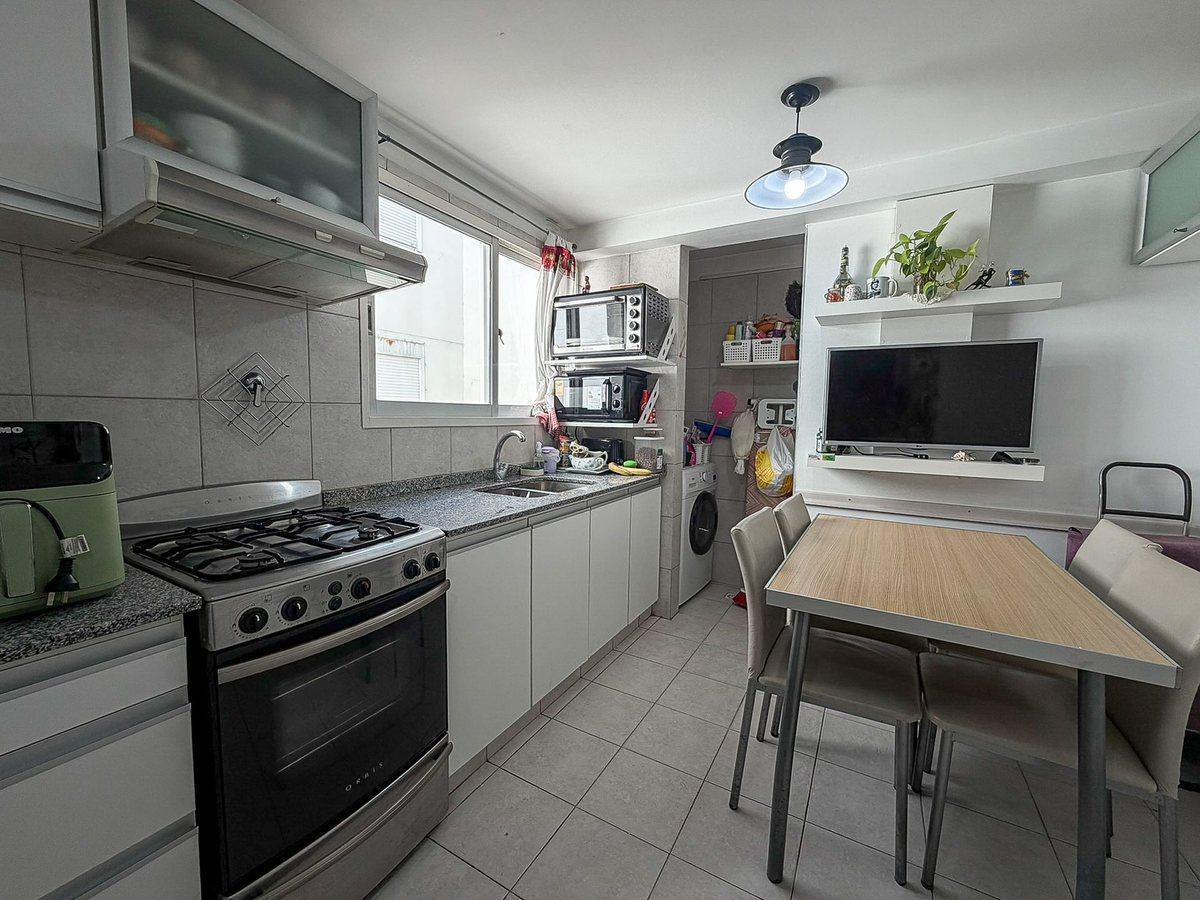 Foto de VENTA DEPTO 4 AMB AL FRENTE BALCON,COCHERA,BAULERA, imagen 4