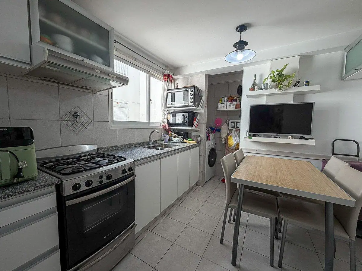 VENTA DEPTO 4 AMB AL FRENTE BALCON,COCHERA,BAULERA 4