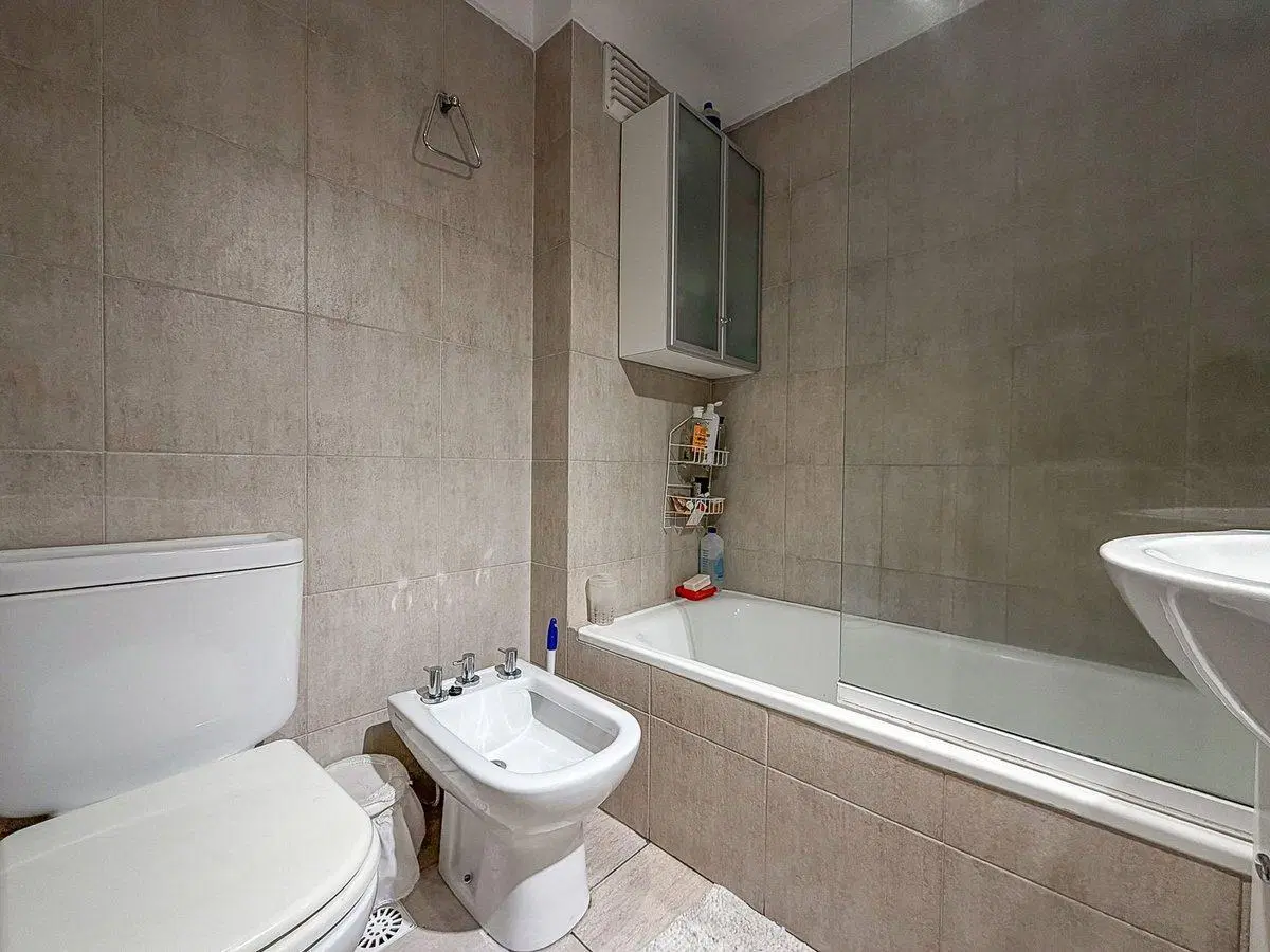 VENTA DEPTO 4 AMB AL FRENTE BALCON,COCHERA,BAULERA 5