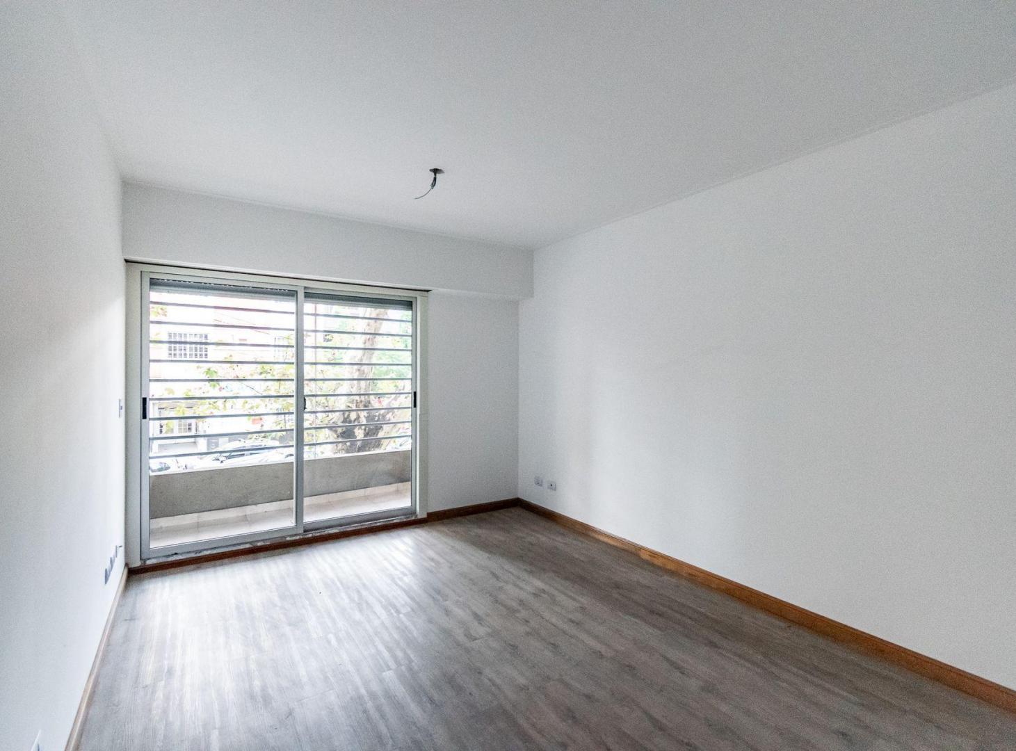 VENTA DEPARTAMENTO 3 AMB EN FLORES 1RO A CON PATIO