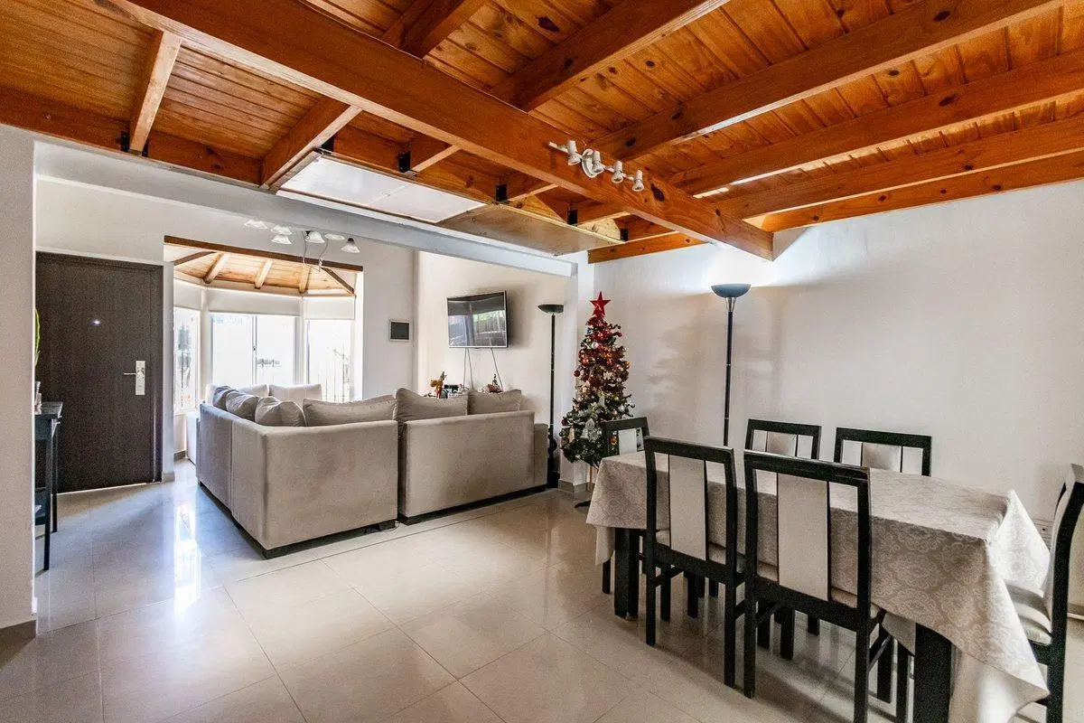 Venta Casa 4 AMB, Patio, Pileta Santos Lugares 3