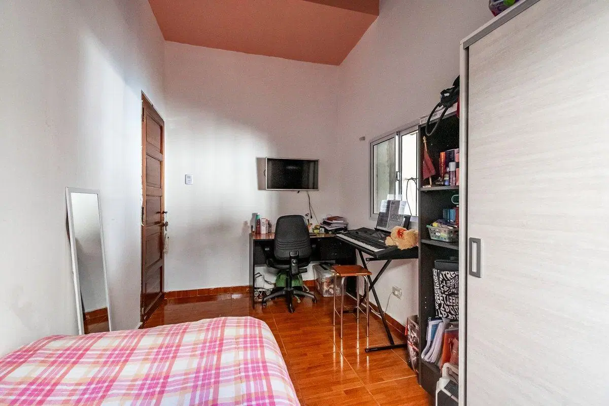Venta Casa 4 AMB, Patio, Pileta Santos Lugares 5