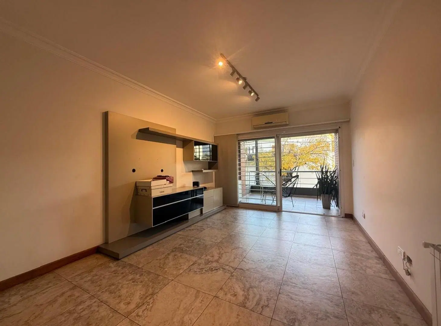VENTA DEPTO 4 AMB CON COCHERA Y PATIO APTO CRÉDITO 2