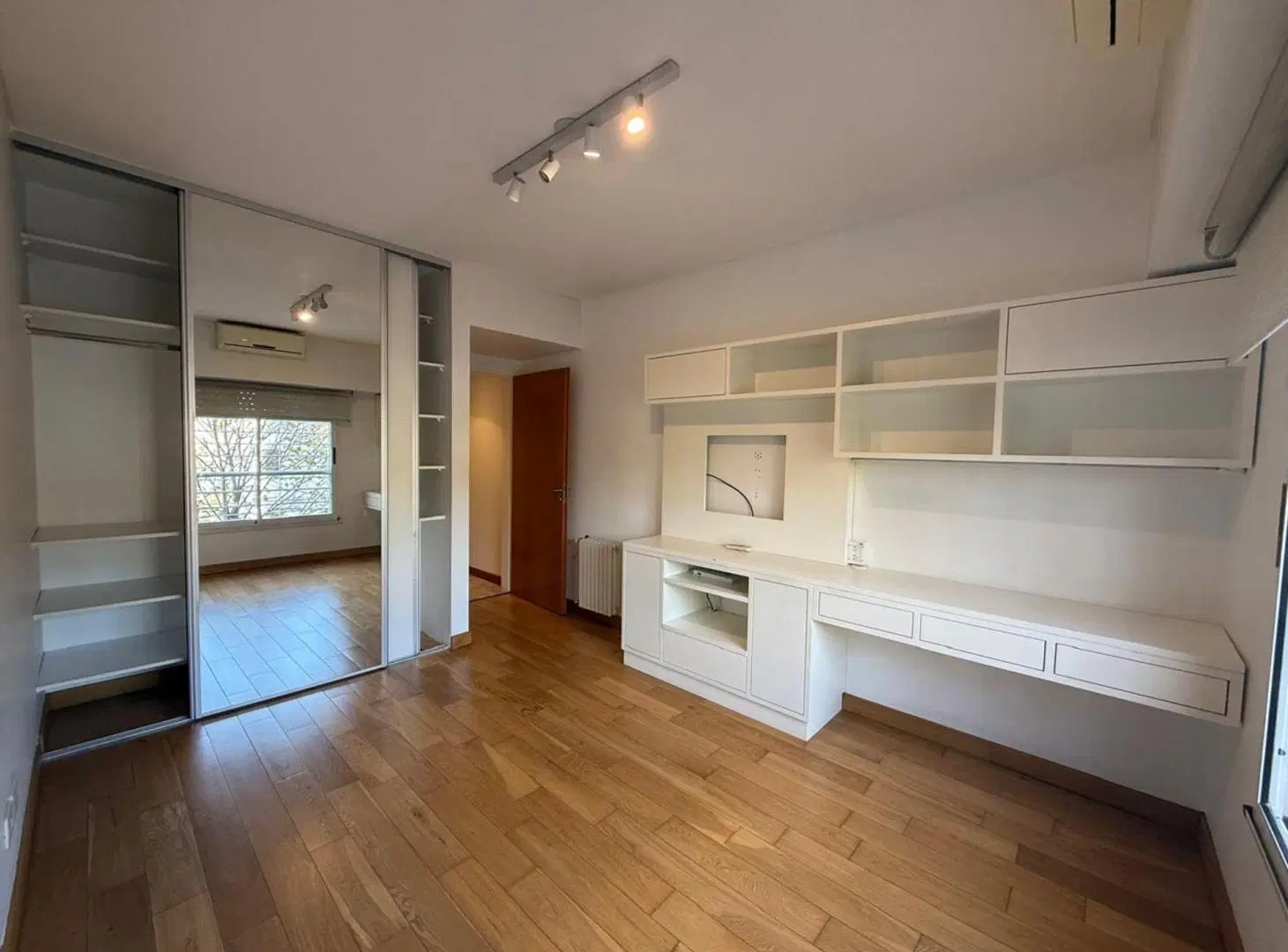 VENTA DEPTO 4 AMB CON COCHERA Y PATIO APTO CRÉDITO 5