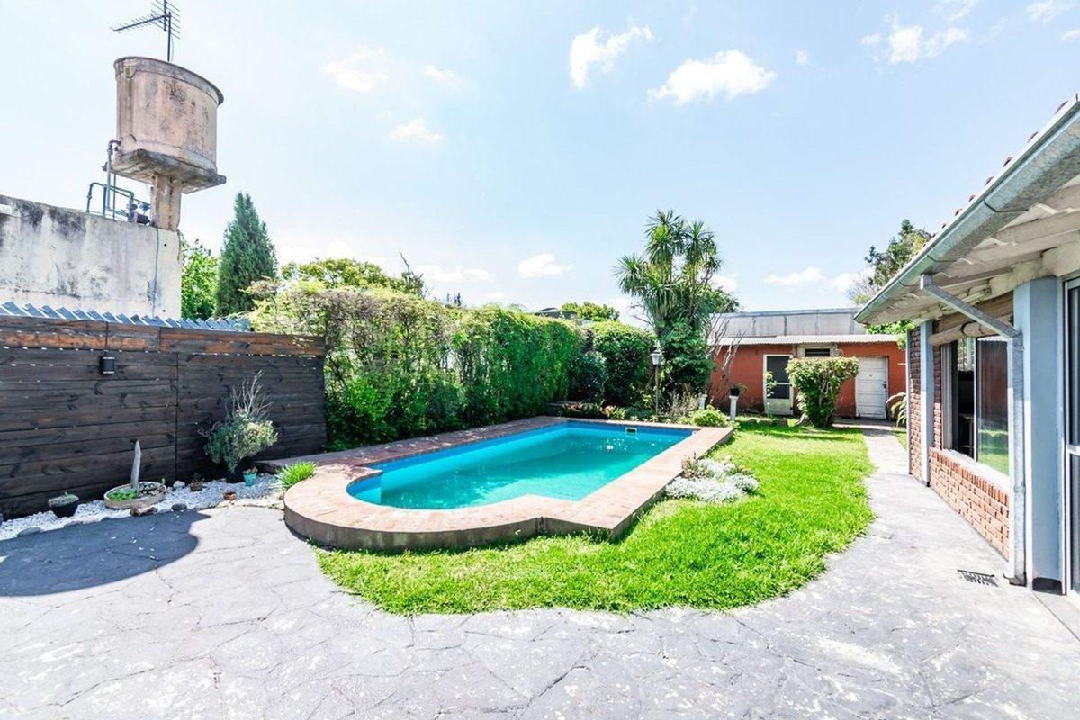 Venta Casa 4 AMB Cochera Pileta Hurlingham A.cred