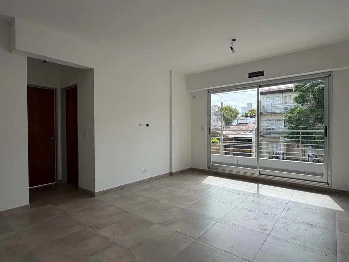 VENTA DEPTO 2 AMB CON BALCON CORRIDO - EN CASEROS 4